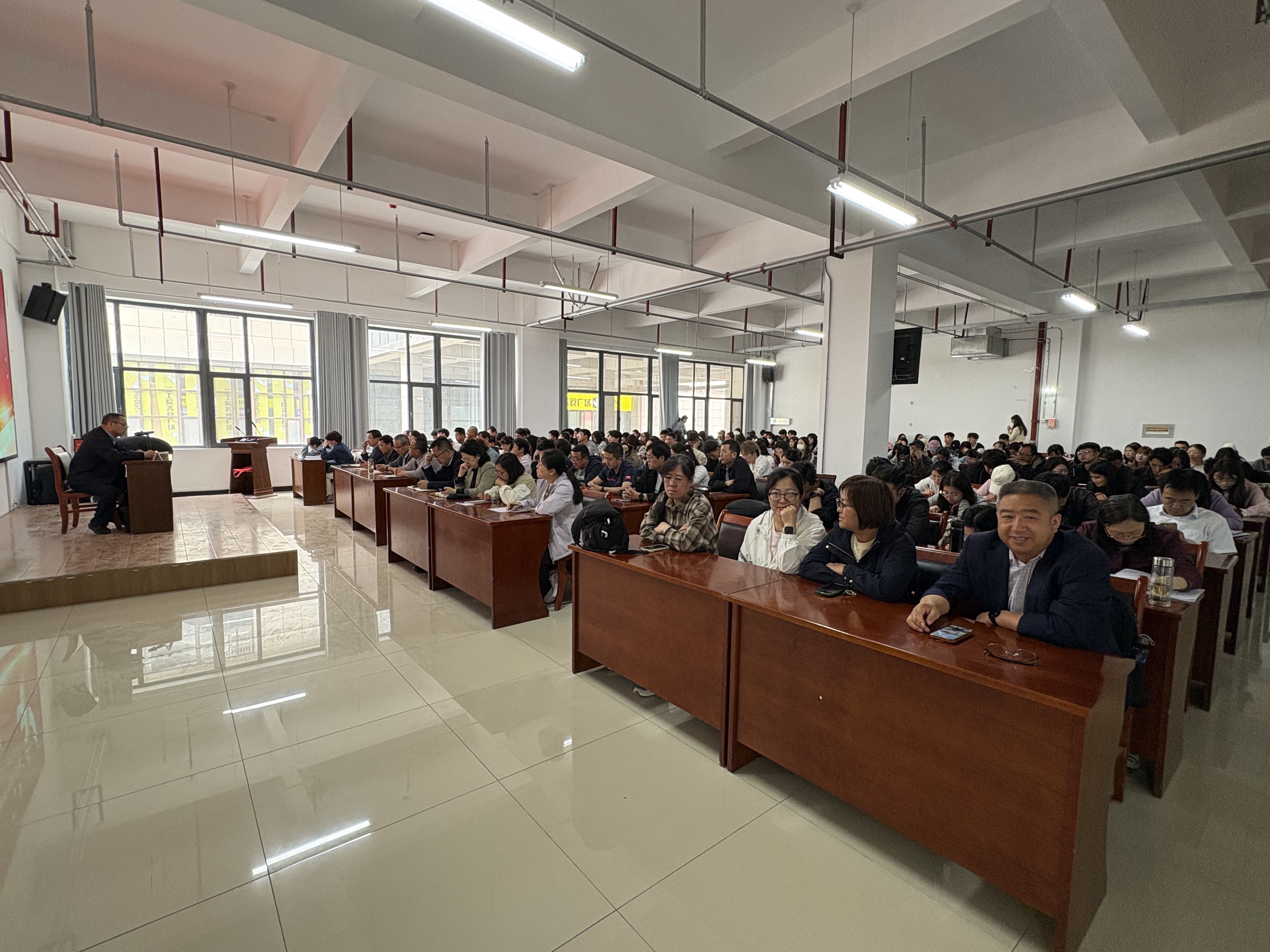 副校长贾杰华讲授专题党课并进行集体廉政谈话