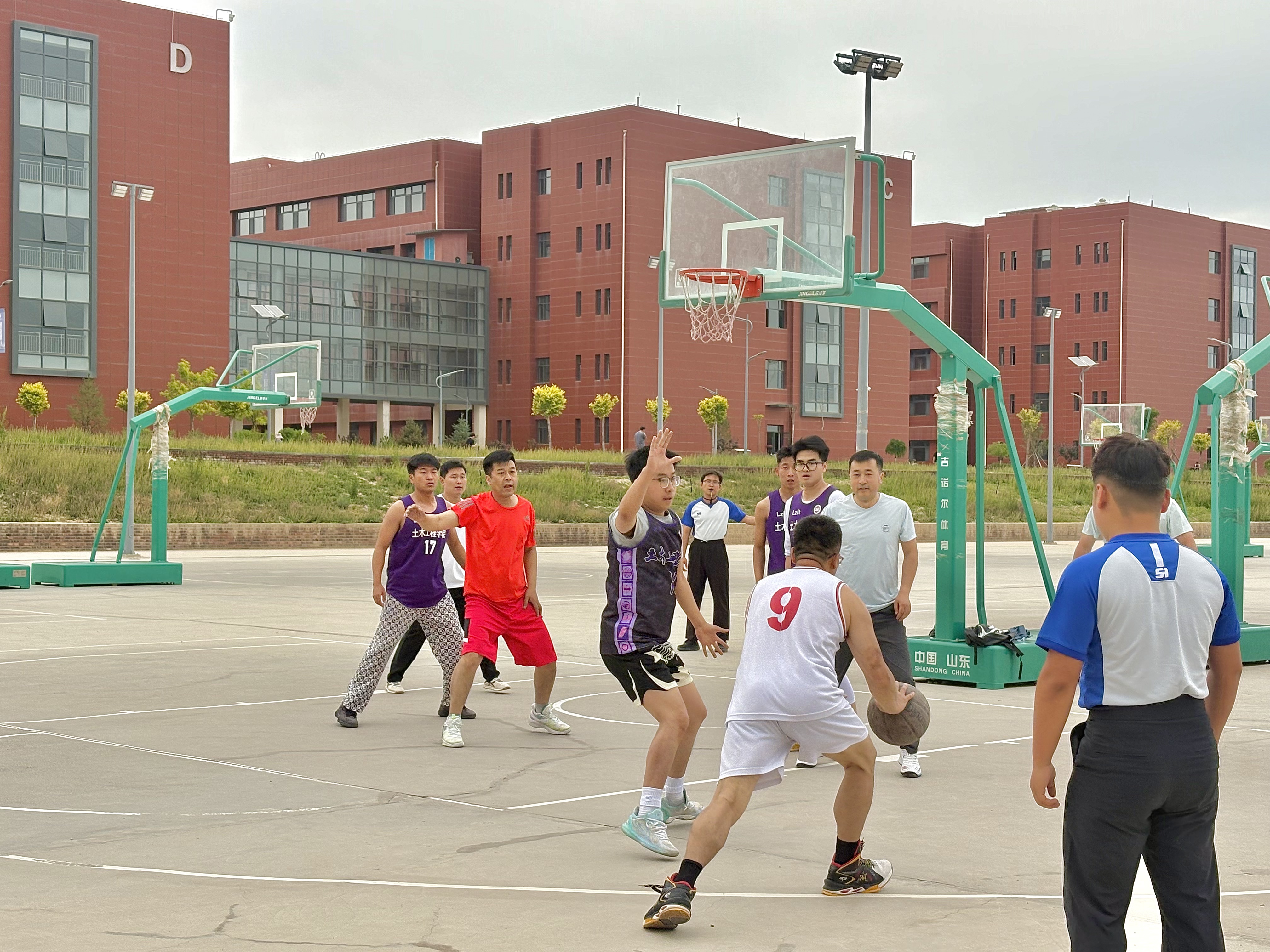 热血赛场 不说再见 ——土木工程学院举办2026届毕业生师生篮球友谊赛