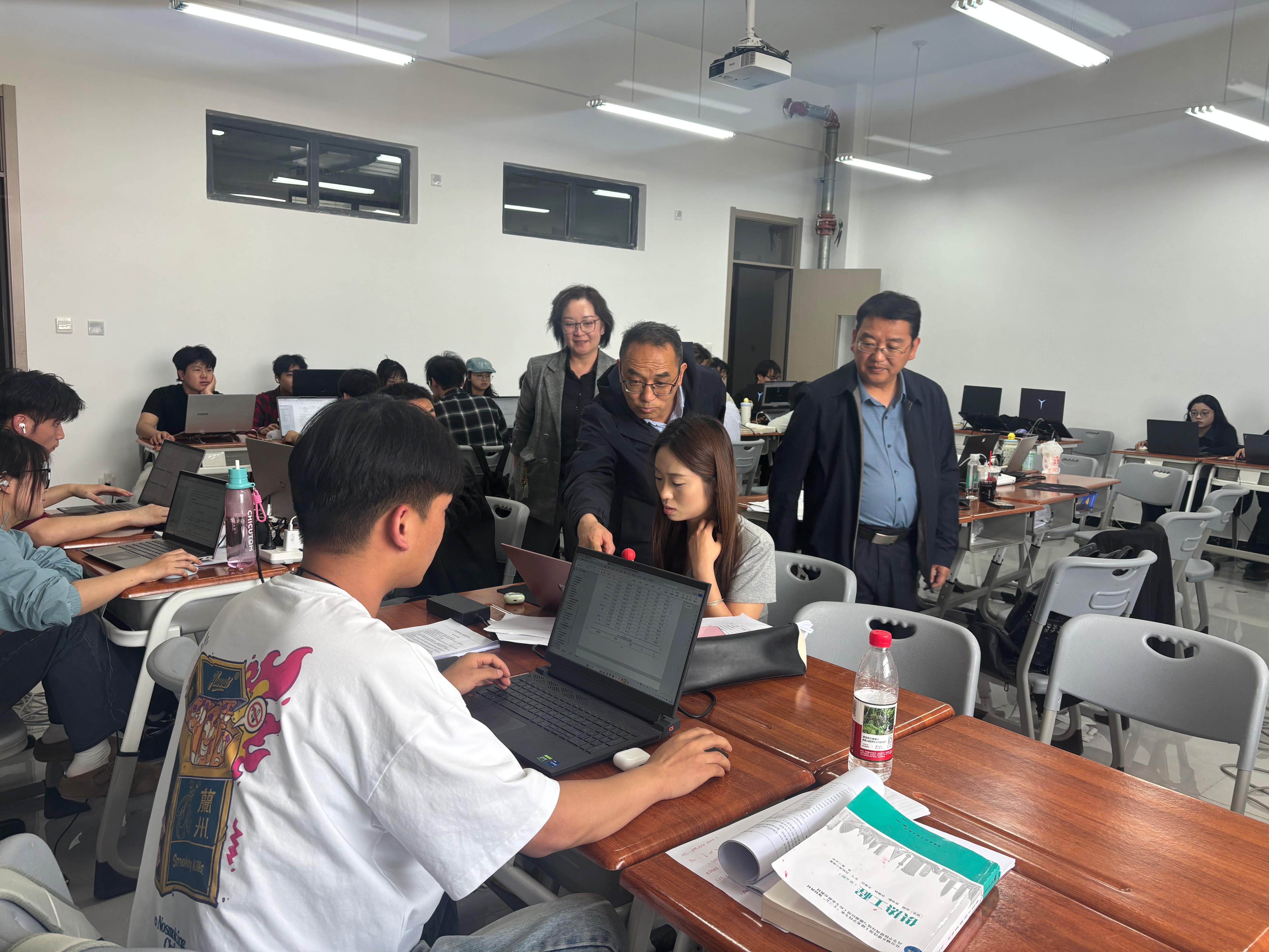贾杰华校长深入土木工程学院走访调研毕业设计工作及毕业生就业技能培训