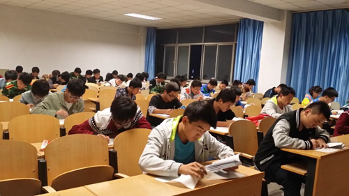 土木工程学院组织2015级新生参加《大学生手册》考试